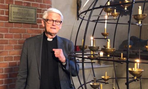 ”Det finns en ström av liv som aldrig sinar – Guds kärlek. Jag har fått se så mycket under mina år som utgått från det här templet. Nu när jag lämnar min tjänst vet jag att min tid är över, men Guds flöde fortsätter med oförminskad kraft”. Andakt inför Domssöndagen från Storkyrkan med Hans Ulfvebrand (hans sista i tjänst som domprost)