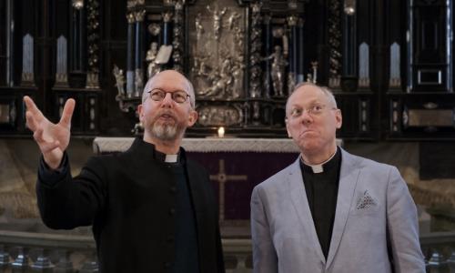 Stockholm Cathedral will soon embark on an external renovation. The Cathedral will be open during the time. Here you meet Nick Howe and Ulf Lindgren who informs and guides you through the church and why we are renovating the Cathedral. Welcome!