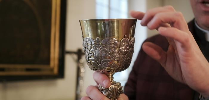 Kyrkan har under århundraden arbetat med symboler för att peka mot det outsägliga och påminna människan om tillvarons andliga dimensioner. Kyrkliga seder och bruk har samtidigt förändrats under seklernas gång.
I en serie kortare filmer tar Ulf Lindgren med oss in i kyrkorummet och i sakristians dolda gömmor. Serien publiceras varannan dag med start den 10 september. Näst ut är avsnitt 9. processionen och kalken.