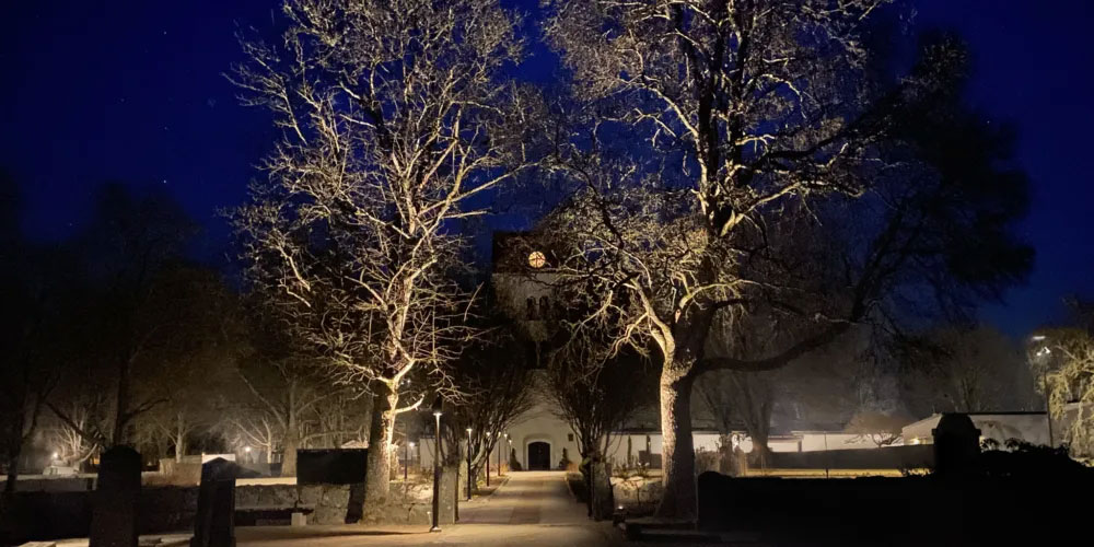 Vy mot Bredåkra kyrka från kyrkogården.
