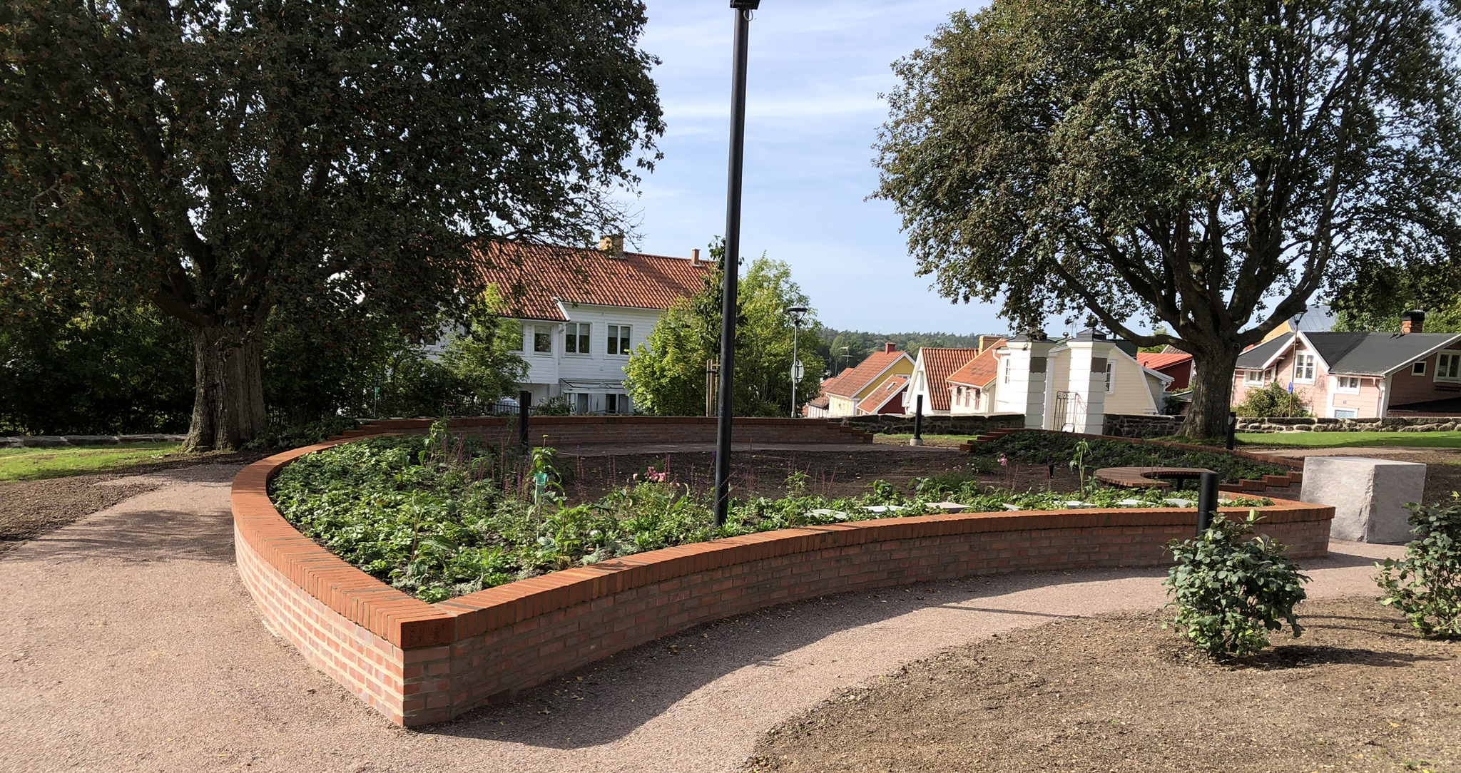 Vy västerut över askgravplatsen Heliga Kors