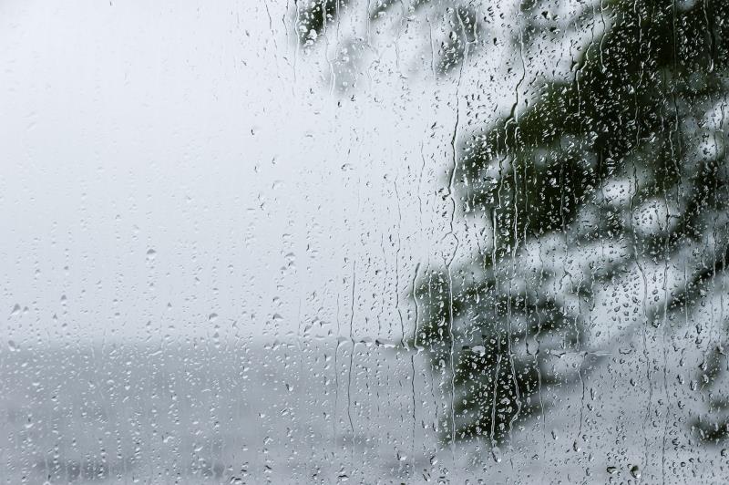 Regn som rinner längs fönsterglaset.