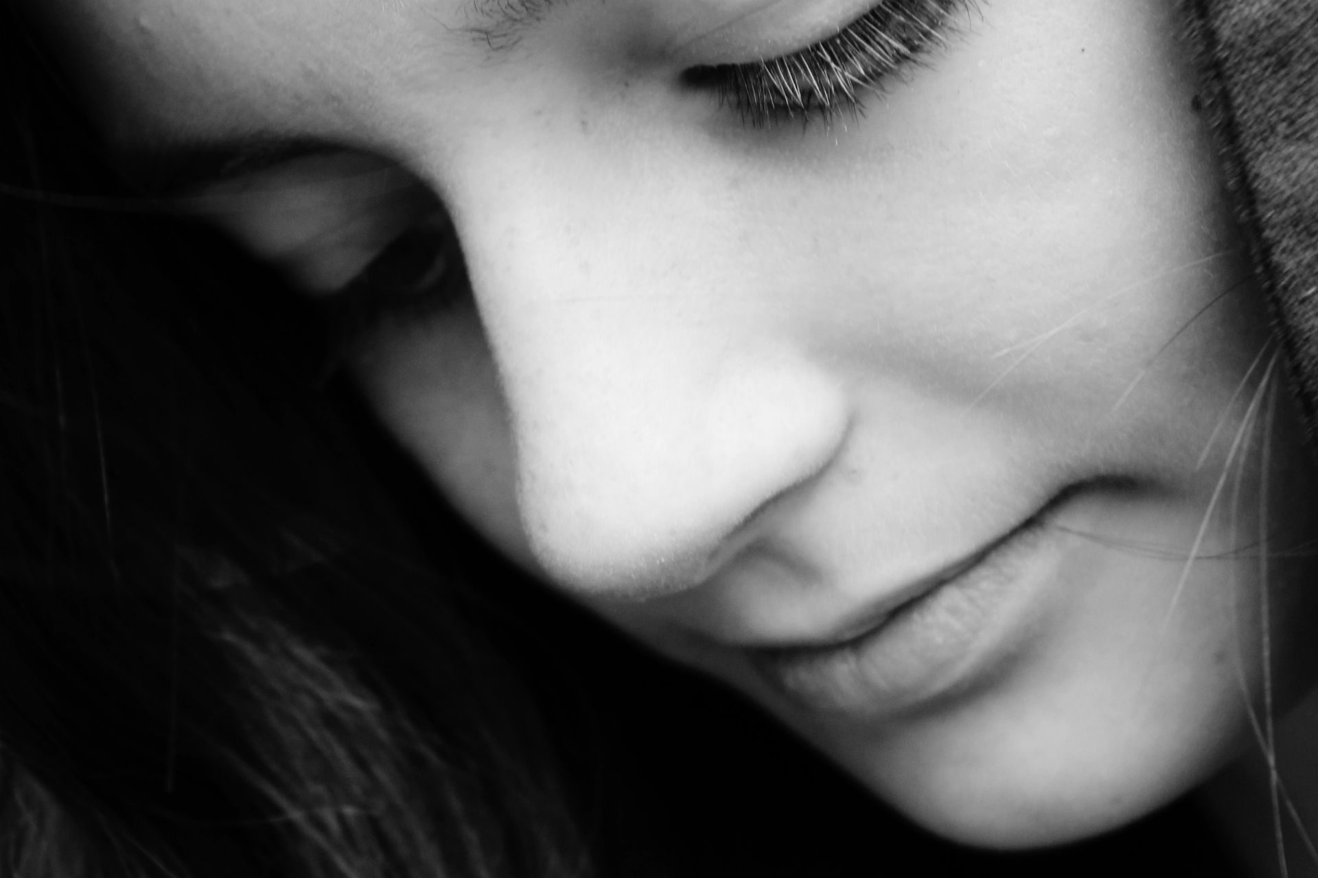 Ansiktet av en ung kvinna.