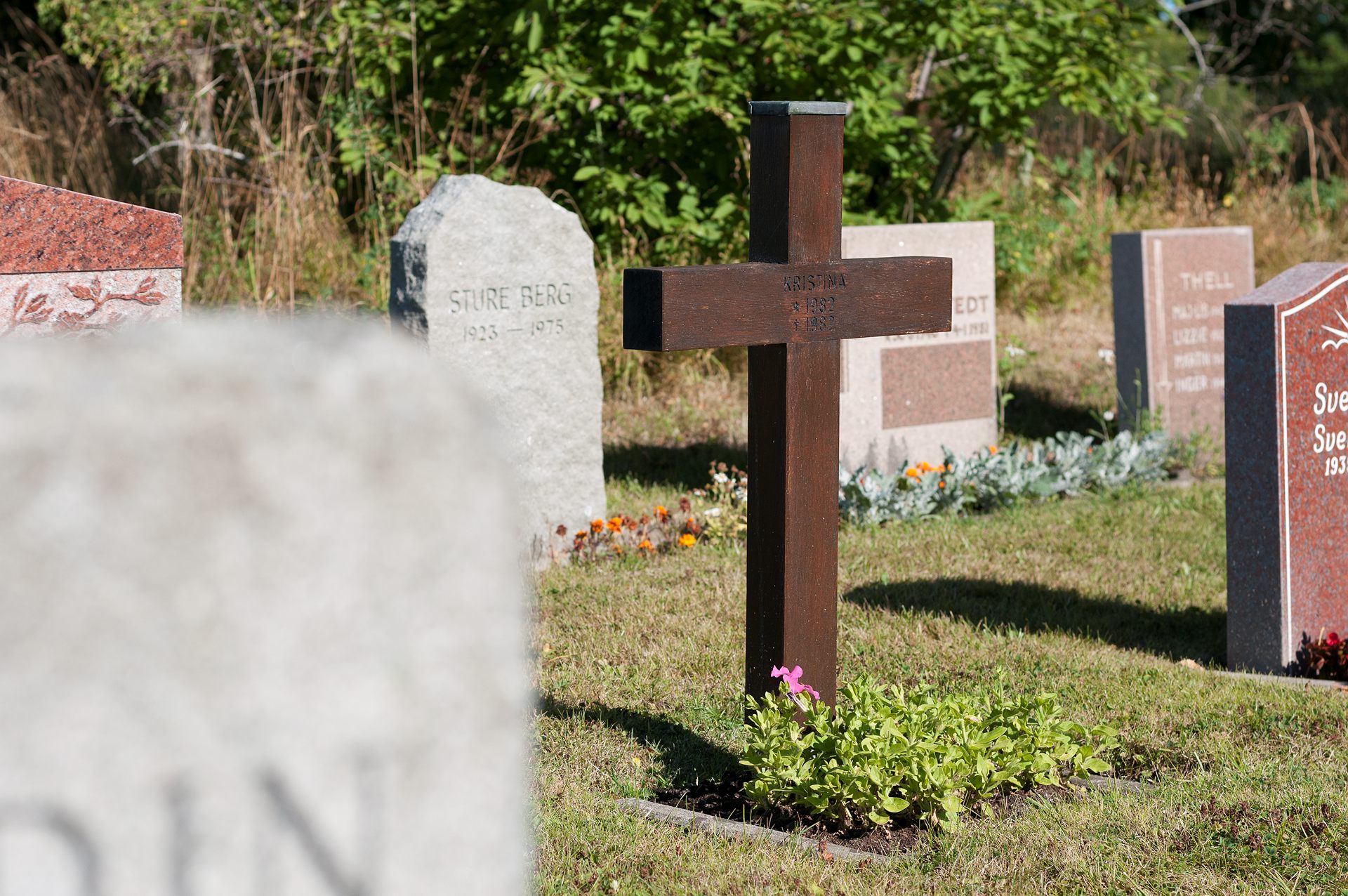 Gravstenar på en kyrkogård