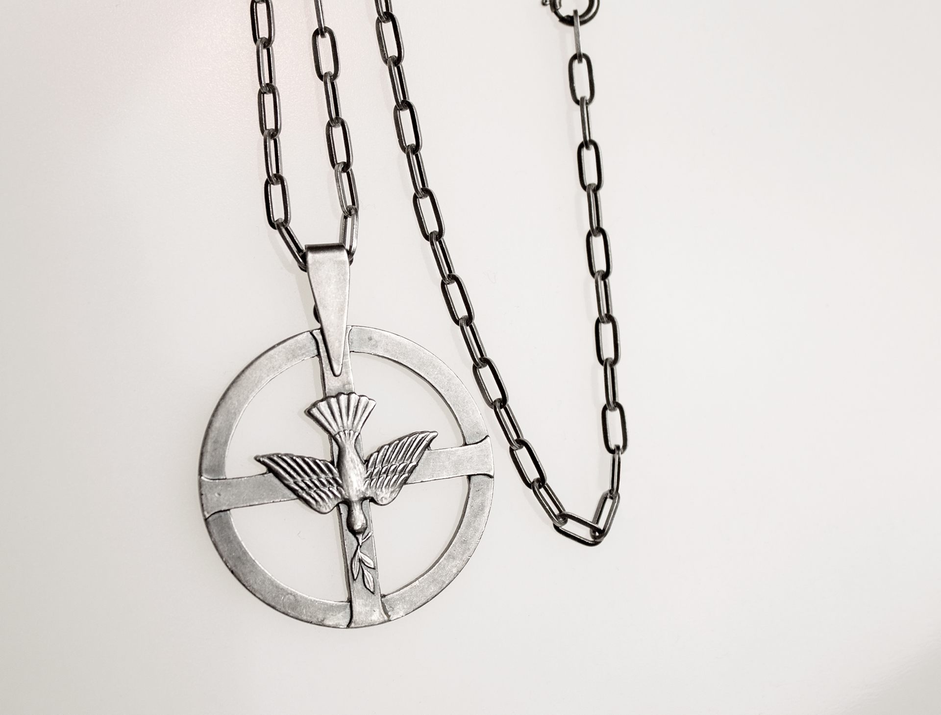 En närbild på diakonmärket i kedja.