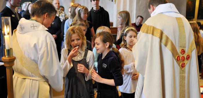 I livets alla skeenden är Gud med. I kyrkan möts vi i ritualer över ett nytt liv, växandet, kärleken, sorgen och saknaden.
Ingenting är för litet eller för stort för Gud!