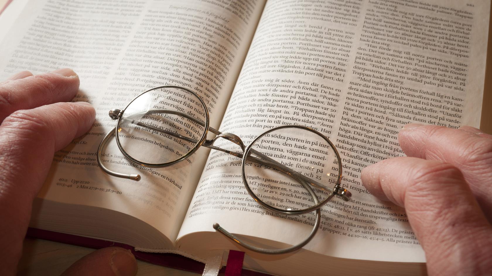 Bibel och glasögon