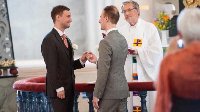 Vigsel i kyrkan. 