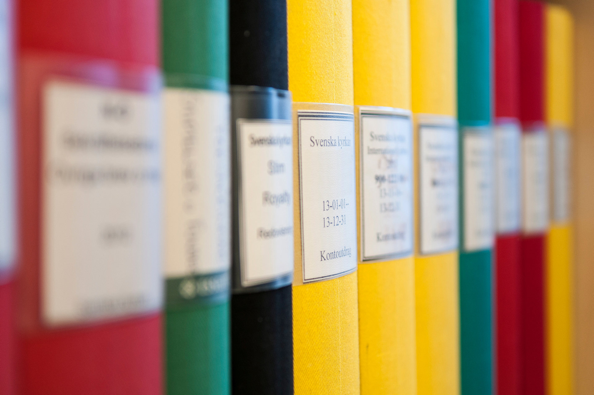 En hylla med pärmar