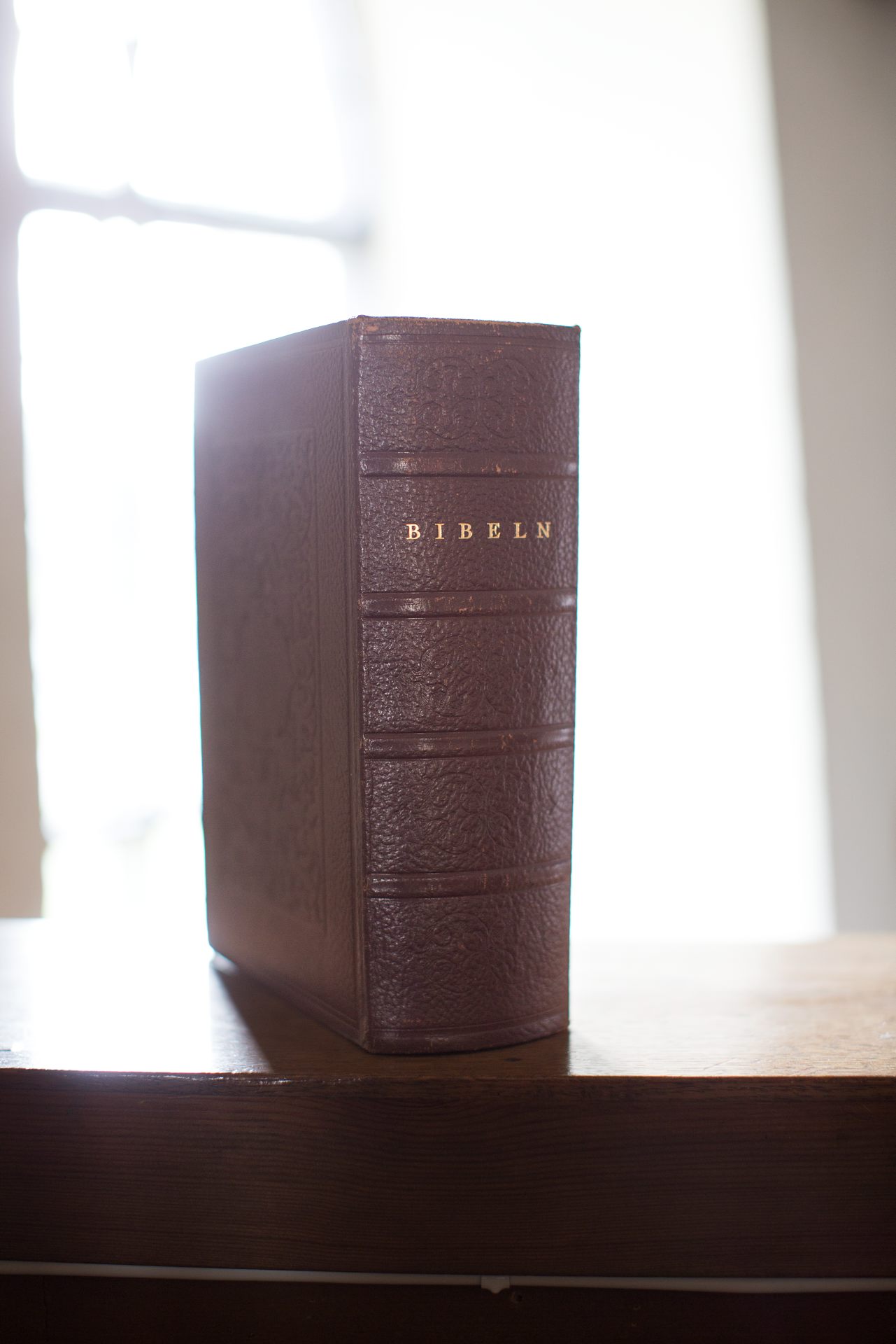 En stående Bibel.