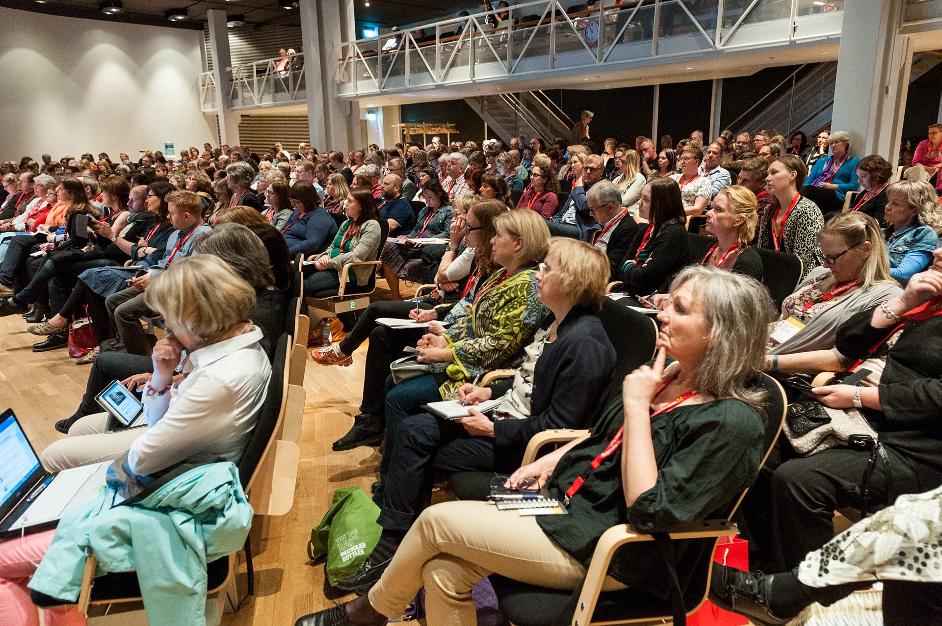 Människor lyssnar på en föreläsning