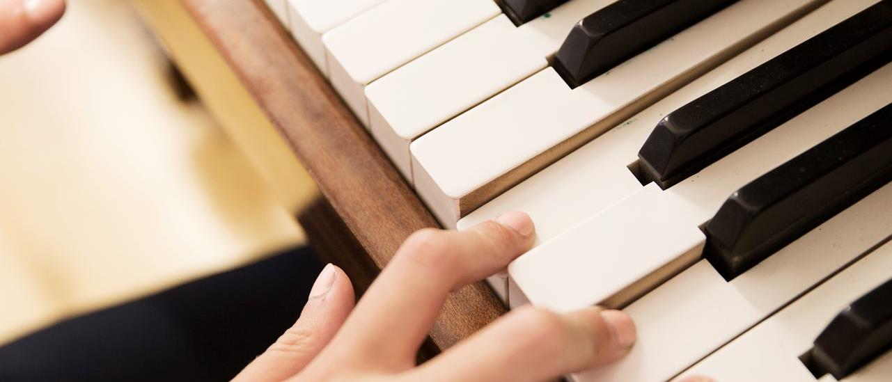 pianospelande händer