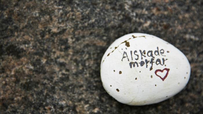 Bilden föreställer en sten med texten "Älskade morfar".