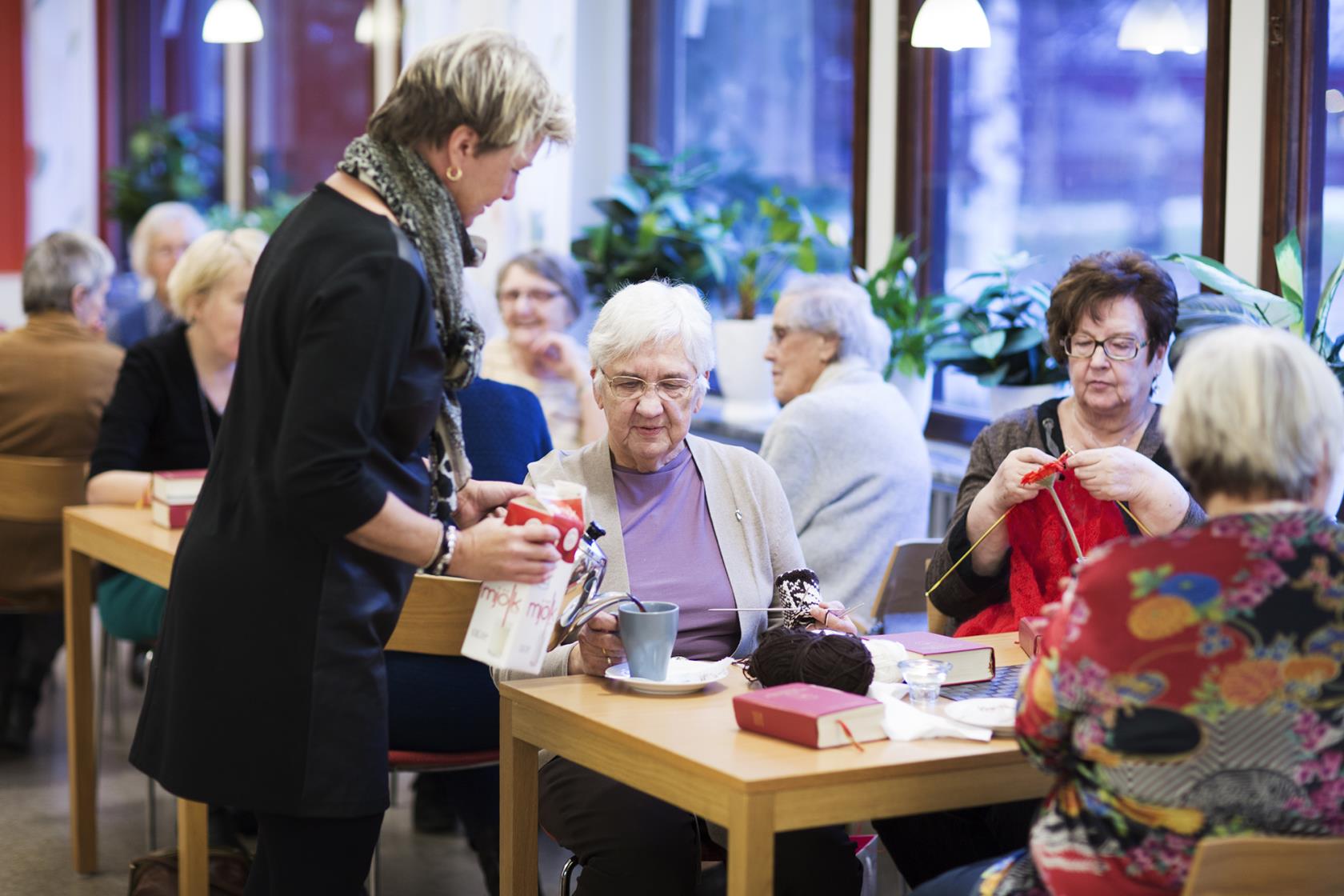 Kaffe serveras på stickcafé.