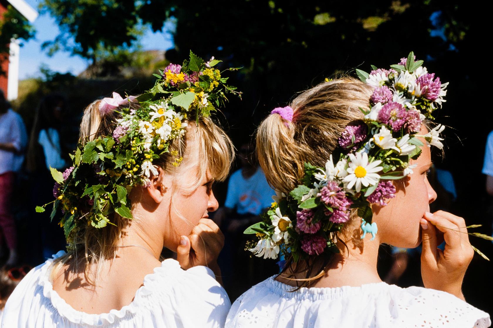 Två barn med midsommarkransar i håret.