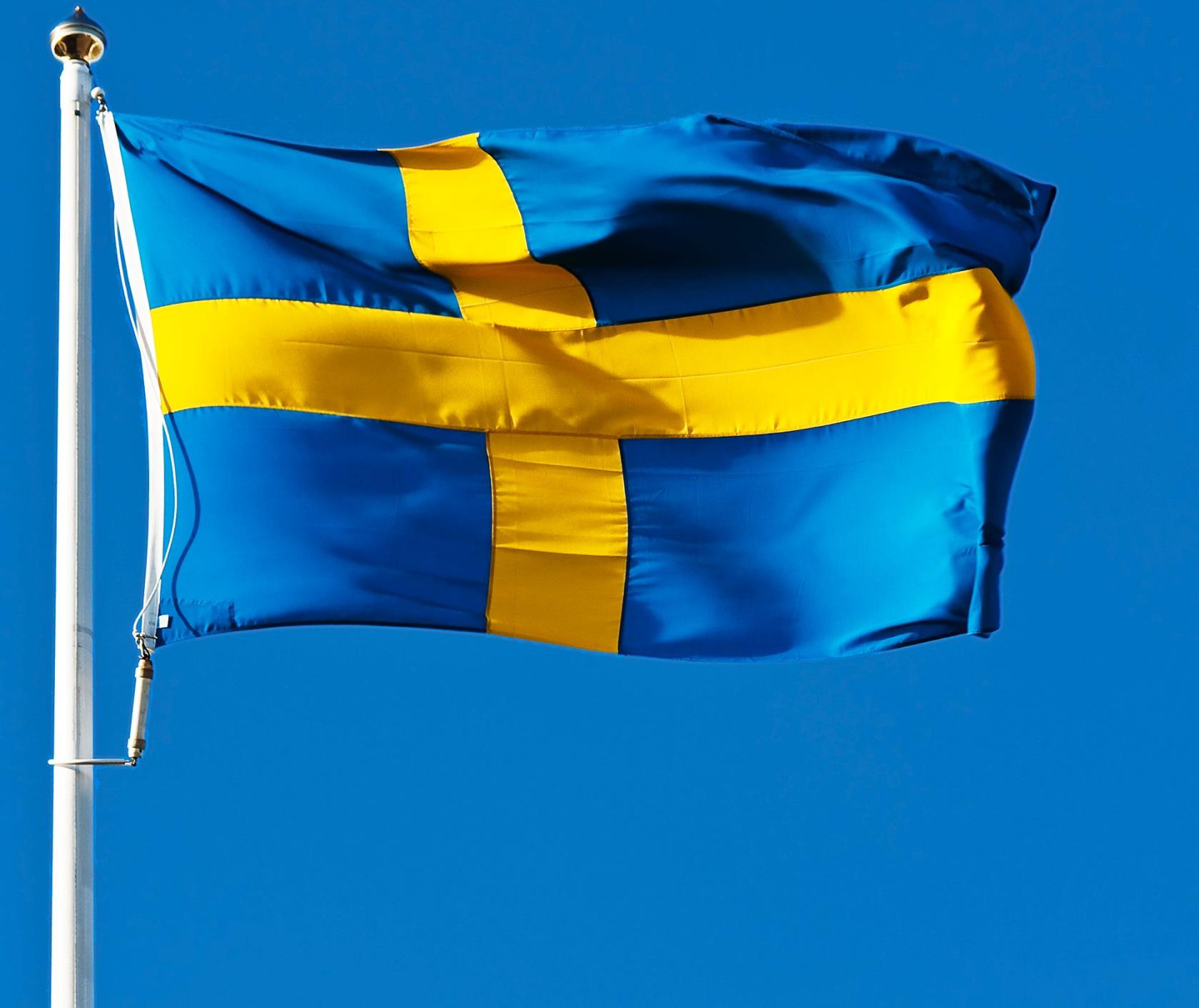 Svensk flagga mot blå himmel