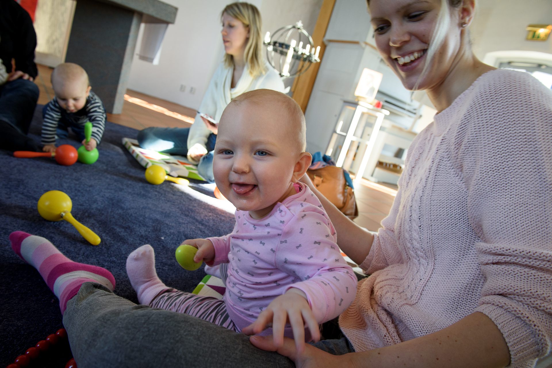 Ett glatt barn med mamma