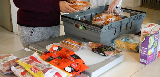 Du som pga den rådande situationen är i behov av hjälp med handling eller längtar efter någon att prata med kan from måndag den 6 april kl 9.00 ringa kommunens
tel. nr 0481-458 01.
Nybro pastorat organiserar hjälpen som ideella medarbetare från Svenska kyrkan och lokala idrottsföreningar utför.
Handlingshjälpen är kostnadsfri!