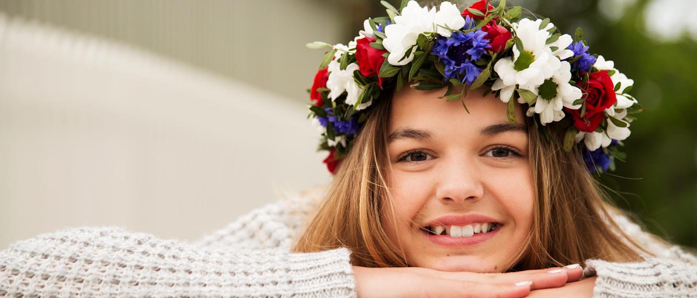 Tjej iklädd midsommarkrans.