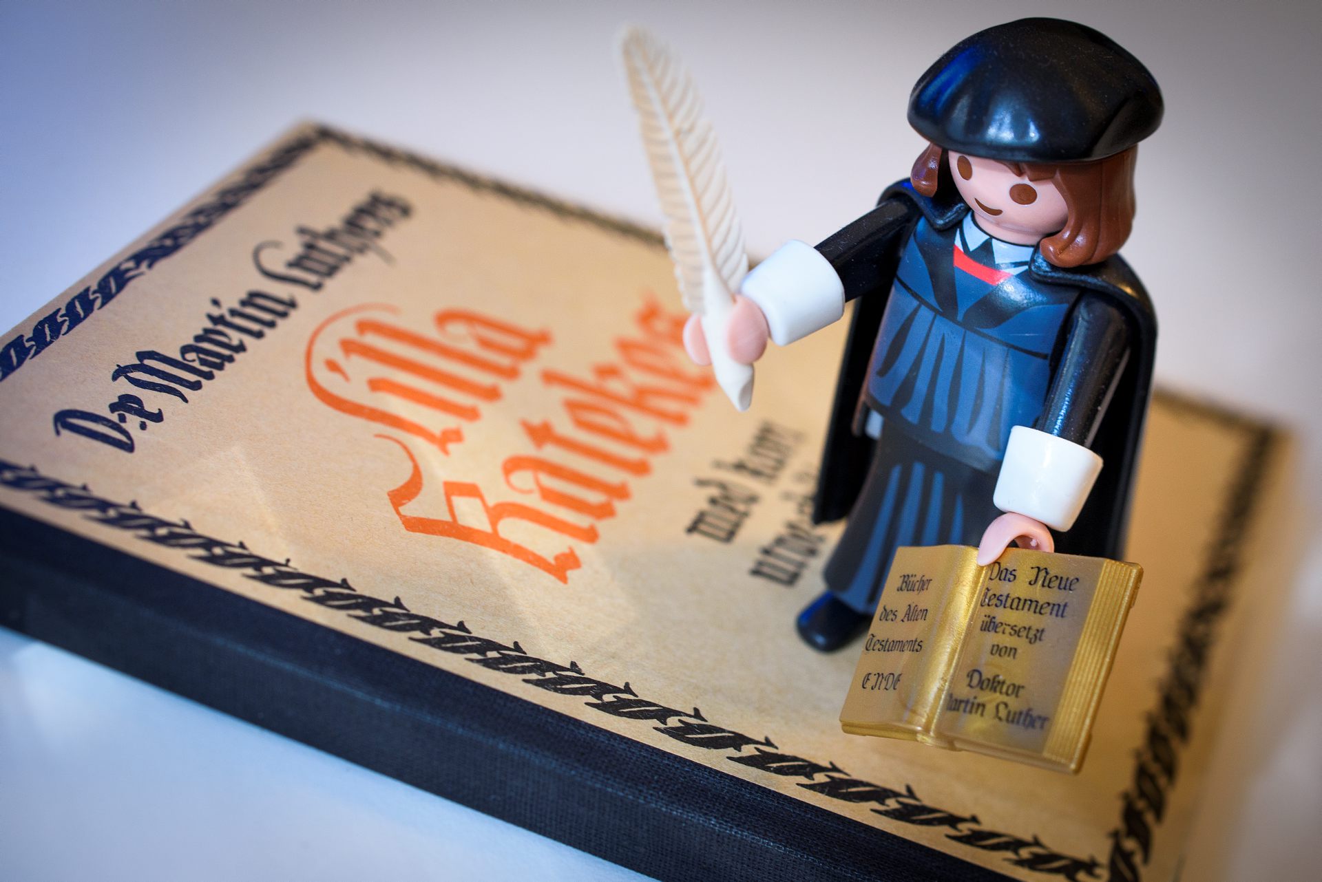 En Playmobilfigur föreställande Martin Luther är placerad på Lilla katekesen.