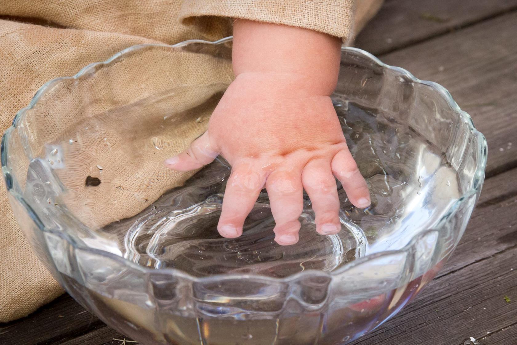 dop, barn doppar hand i vatten