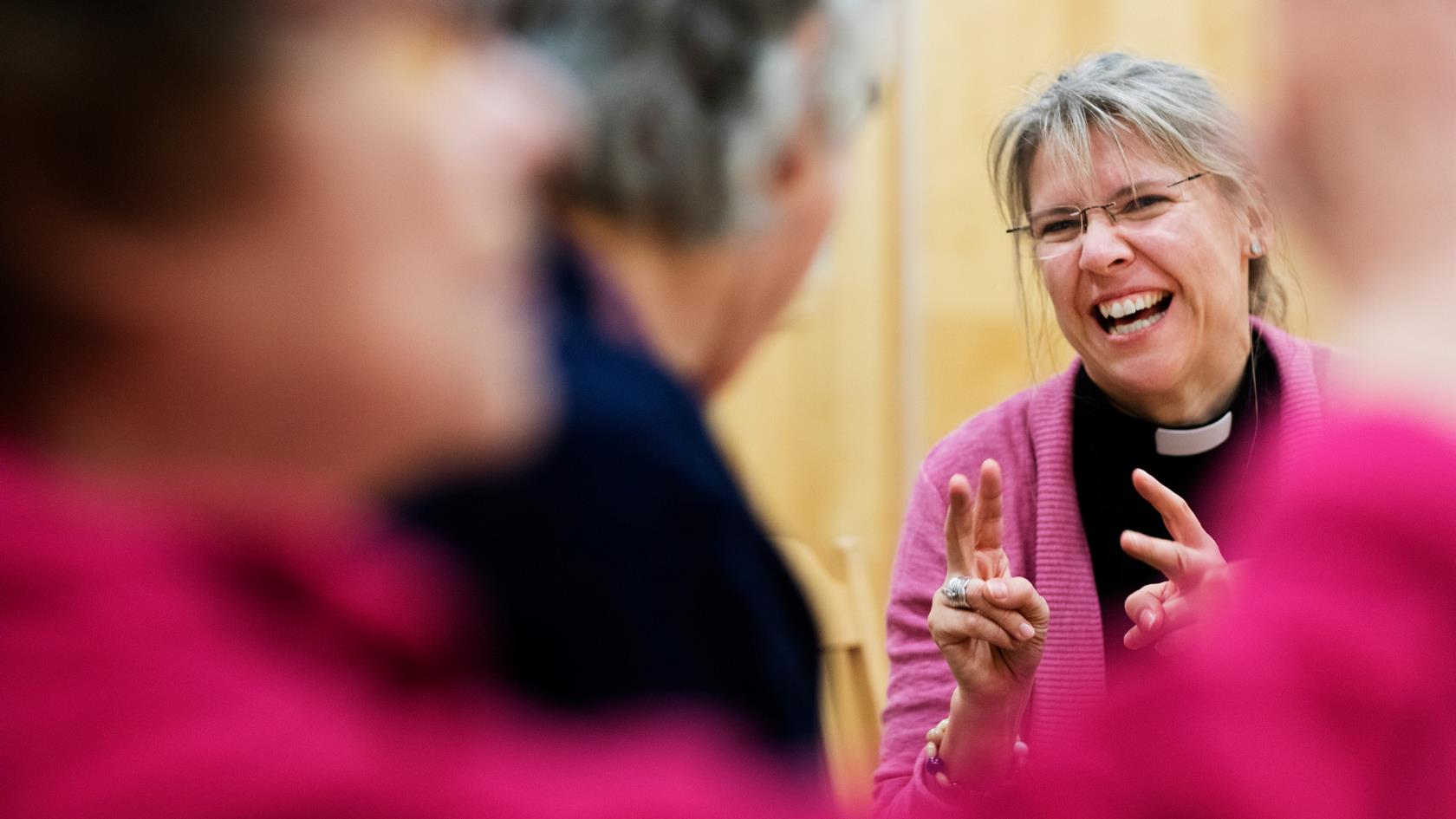 Teckenspråkspräst Kristina Åkerman talar teckenspråk