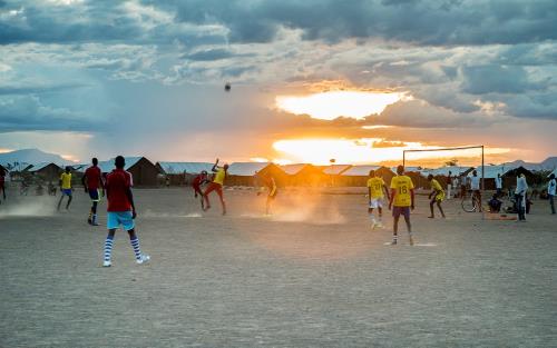 Fotbollsmatch i solnedgången i Kakuma