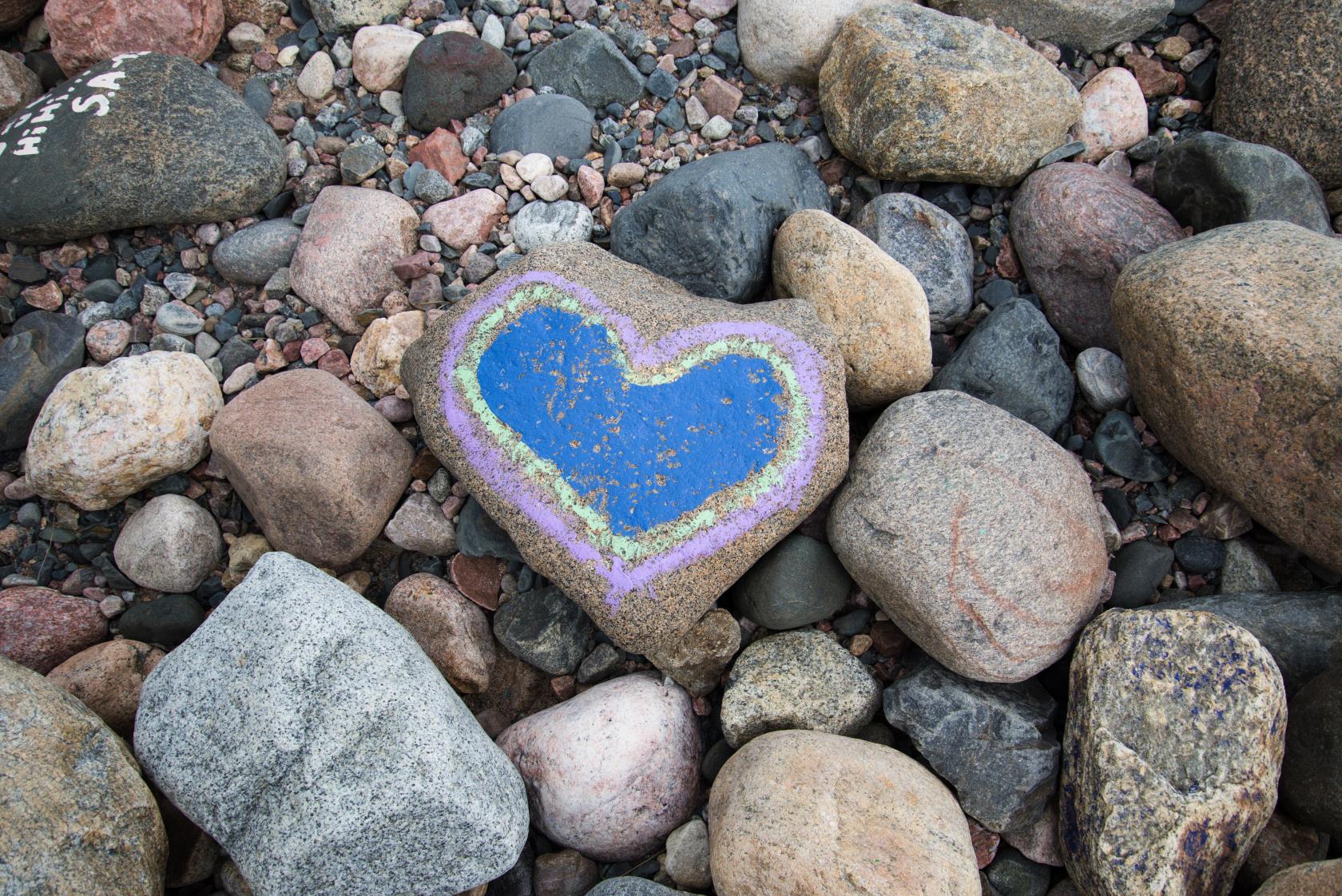 Stenar med en sten som målats med ett blått hjärta