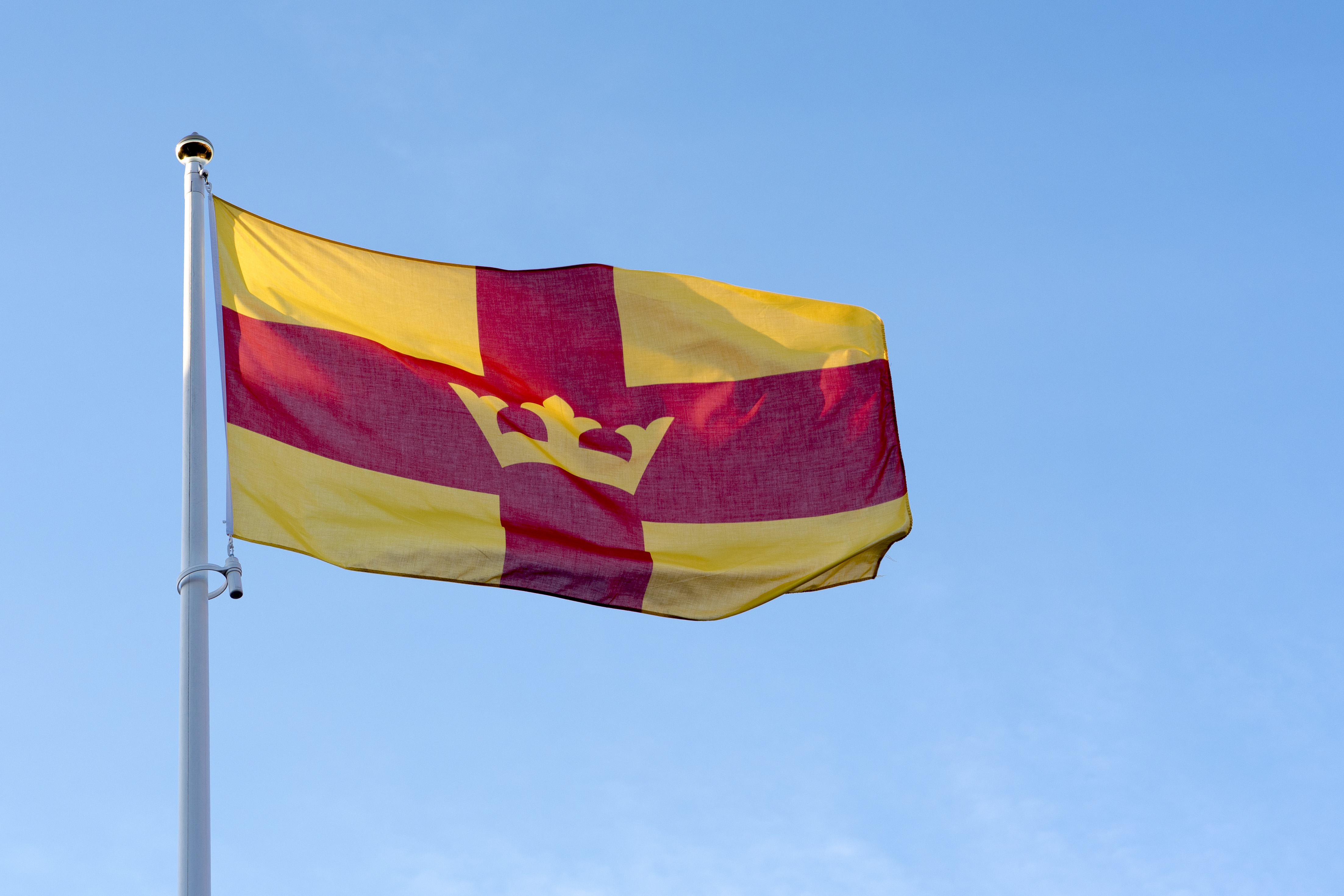 Svenska kyrkans flagga mot blå himmel