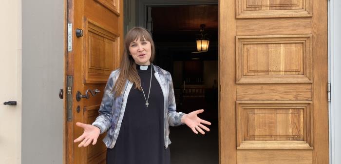 Årets påskdagsgudstjänst liknar ingen annan – pandemin gör att den flyttat hem till församlingsbor runt om i hela Sävarådalen. Men vi börjar i Sävar kyrka där pastor Frida Hägglund hälsar välkommen!