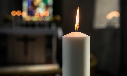 Levande ljus i kyrkan
