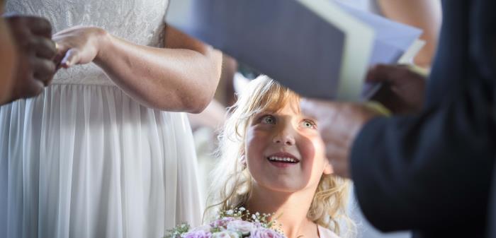 Har du bjudit in släkt och vänner till en familjehögtid? I tider av corona kan du behöva anpassa glädje- eller sorgehögtiden. Men ställ inte in, tillsammans kan vi tänka om!