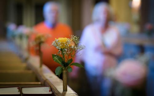 Kyrka smyckad med rosenbukett