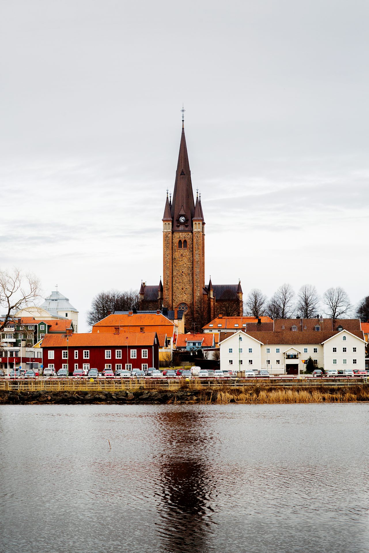 Vid en restaurering av Mariestads domkyrka 1903–1905 togs putsen på väggarna bort och kyrkan står därefter med blottat murverk. Då tillkom också den nuvarande högresta tornspiran.