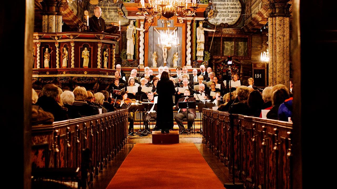 Orkester spelar i en kyrka