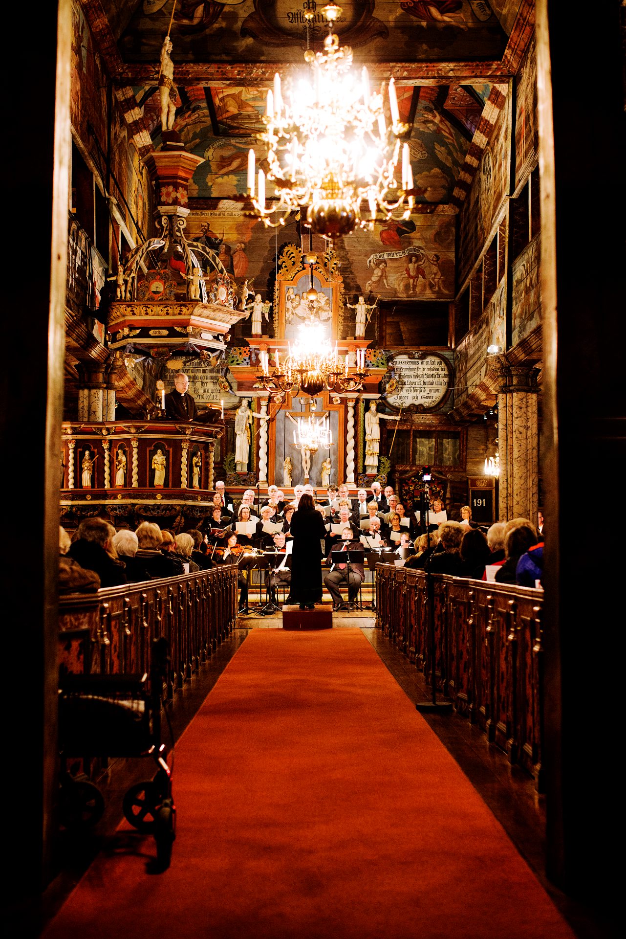 Orkester spelar i en kyrka