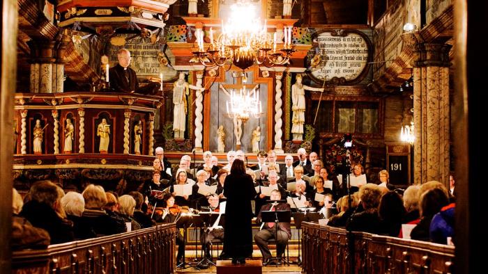 Orkester spelar i en kyrka