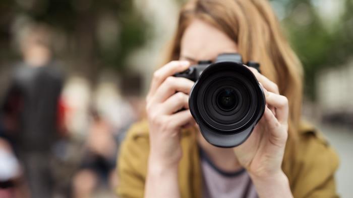 Närbild på fotograferande kvinna