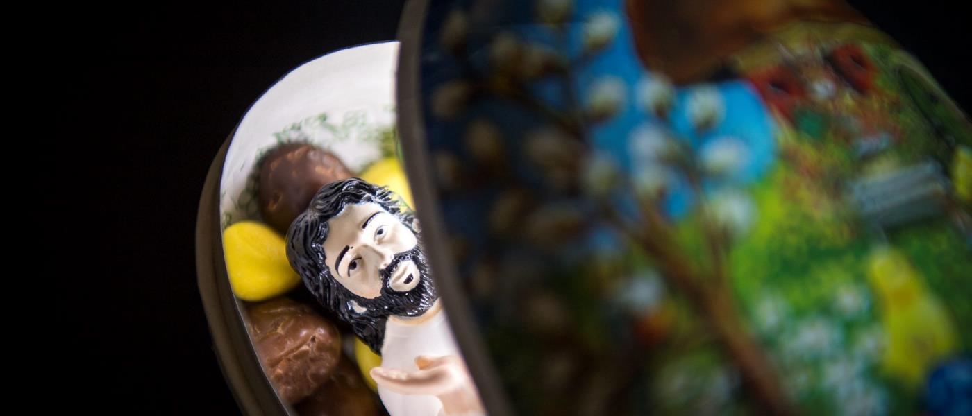 Jesusstaty i ett påskägg med godis.