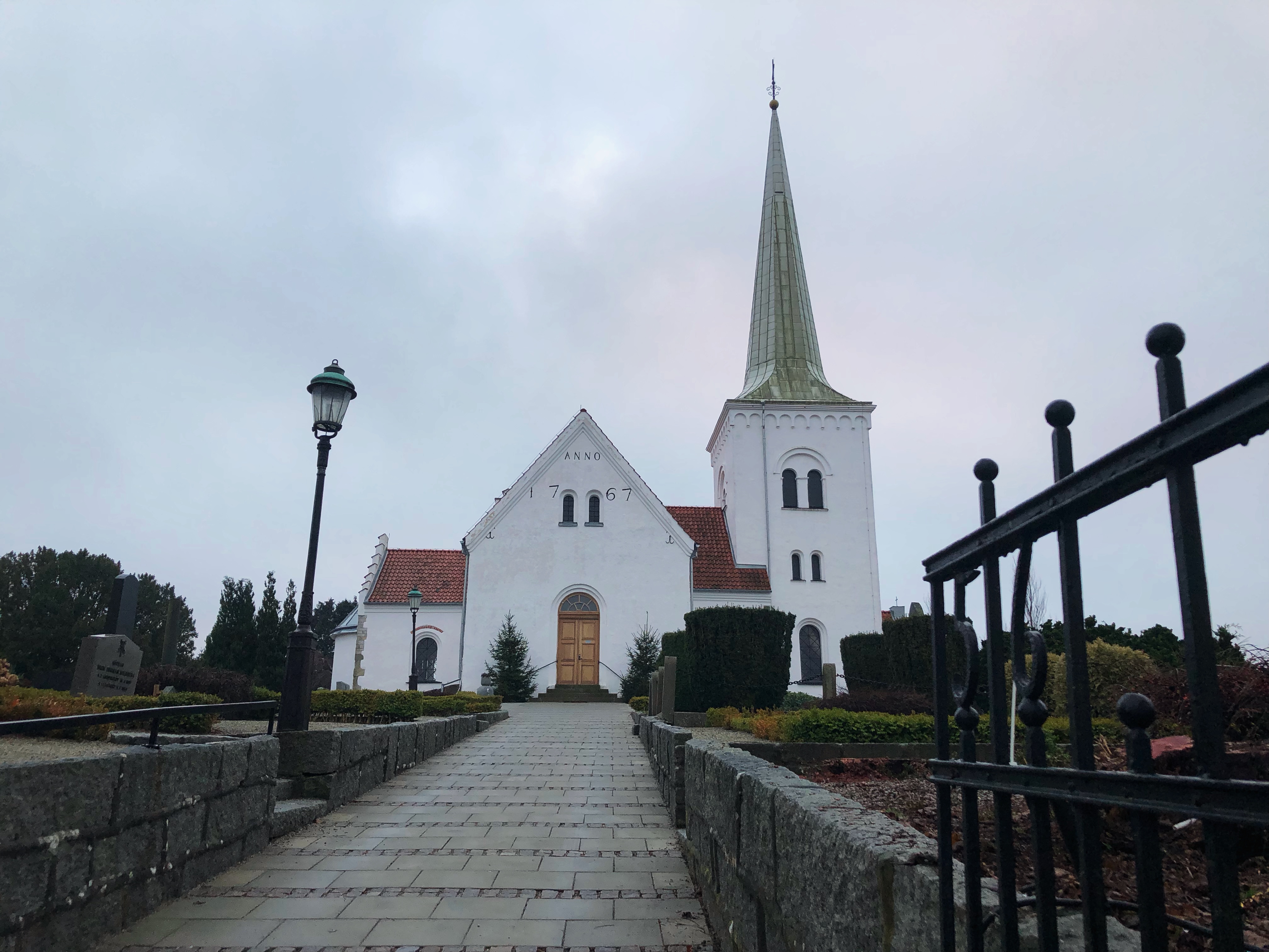 Stenlagd gång som leder upp till Anderslövs vita kyrka.
