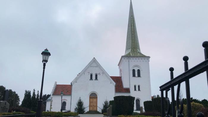 Stenlagd gång som leder upp till Anderslövs vita kyrka.