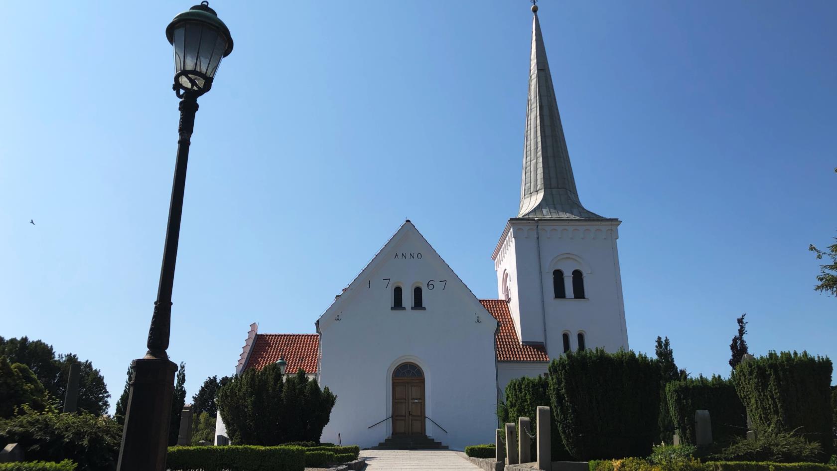 Anderslövs kyrka, sett från Landsvägen, juni2020