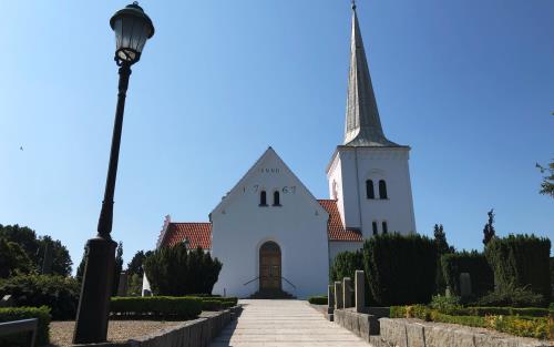 Anderslövs kyrka, sett från Landsvägen, juni2020