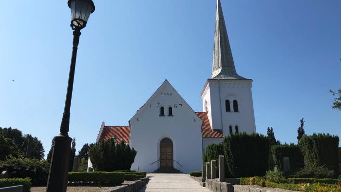 Anderslövs kyrka, sett från Landsvägen, juni2020