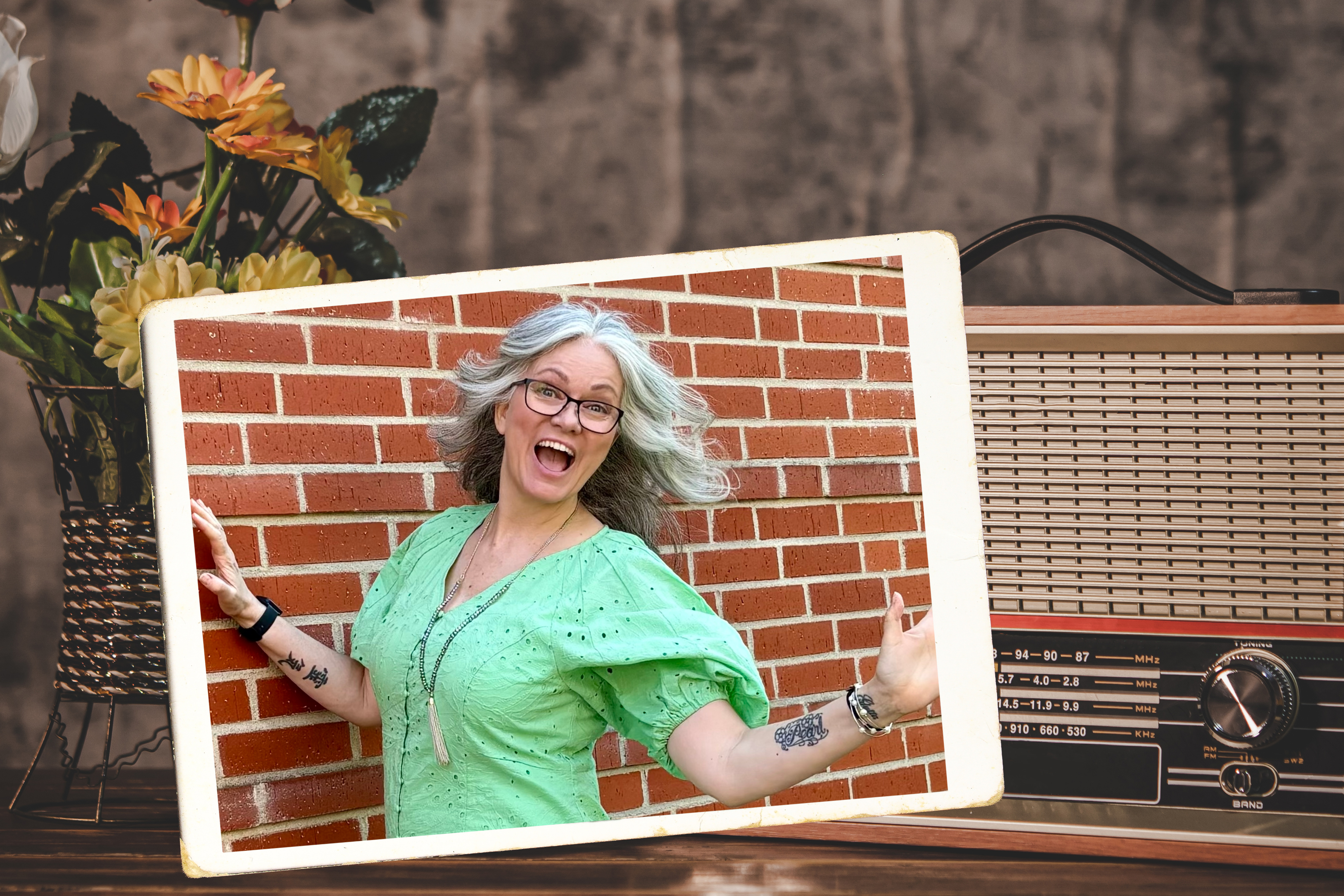 Retrokänsla med en gammal radio och ett fotografi på en glad Pearl Jarl i en vit retro-ram.