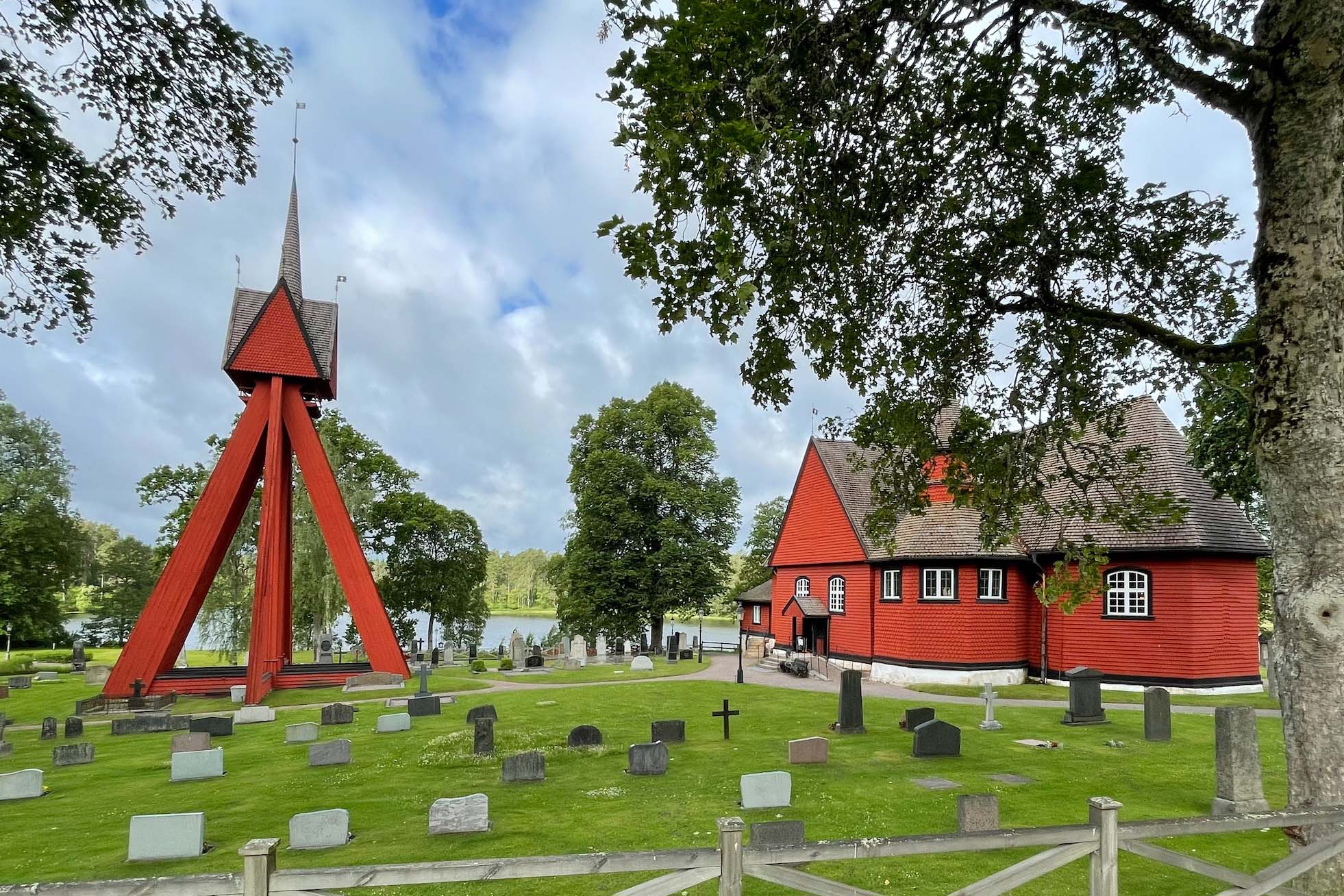 Kyrkan och klockstapeln en sommardag.