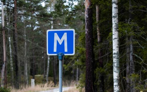 Mötesplatsskylt bredvid väg