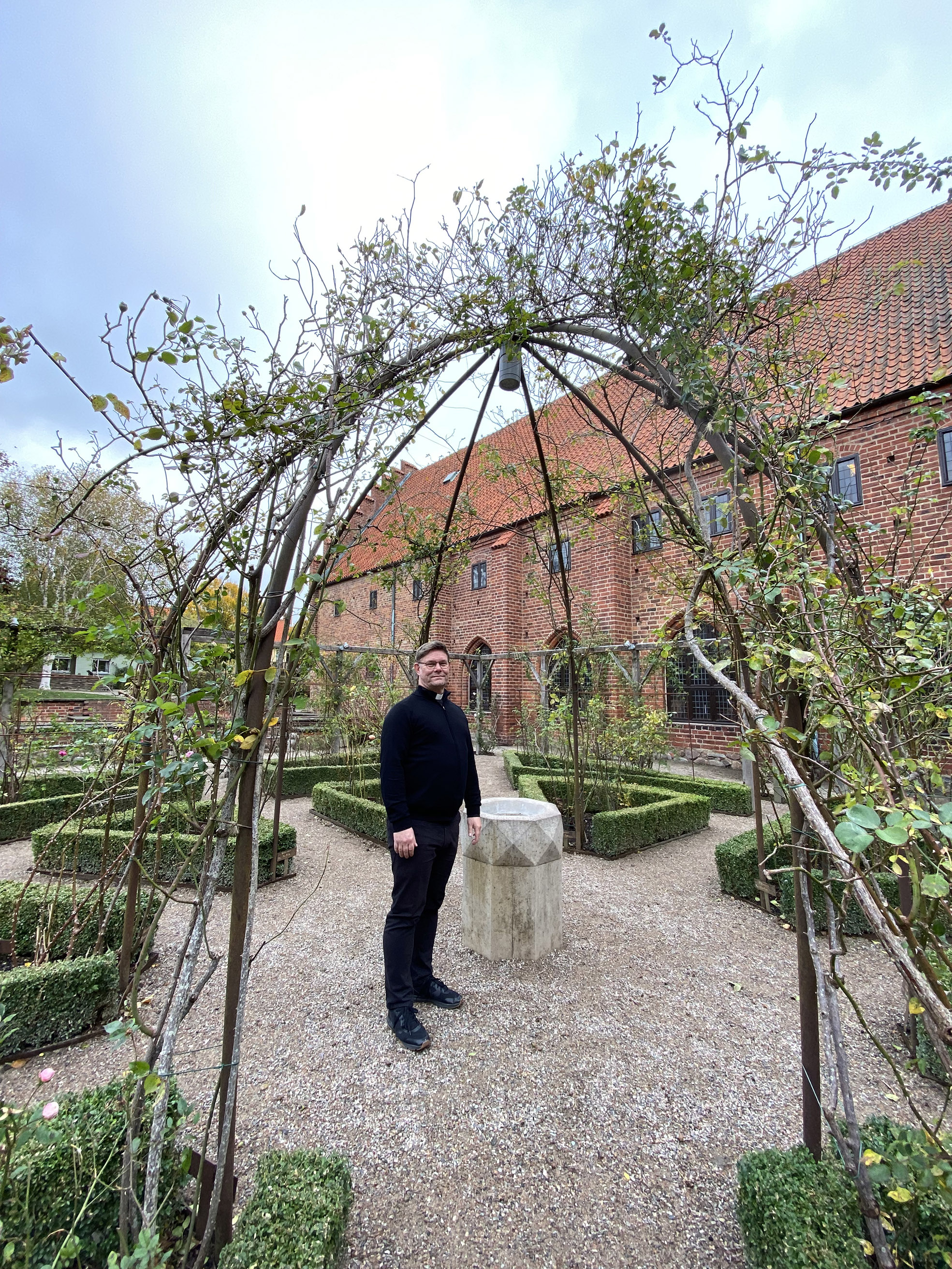 Magnus Holst i Rosenträdgården utanför Klosterkyrkan.