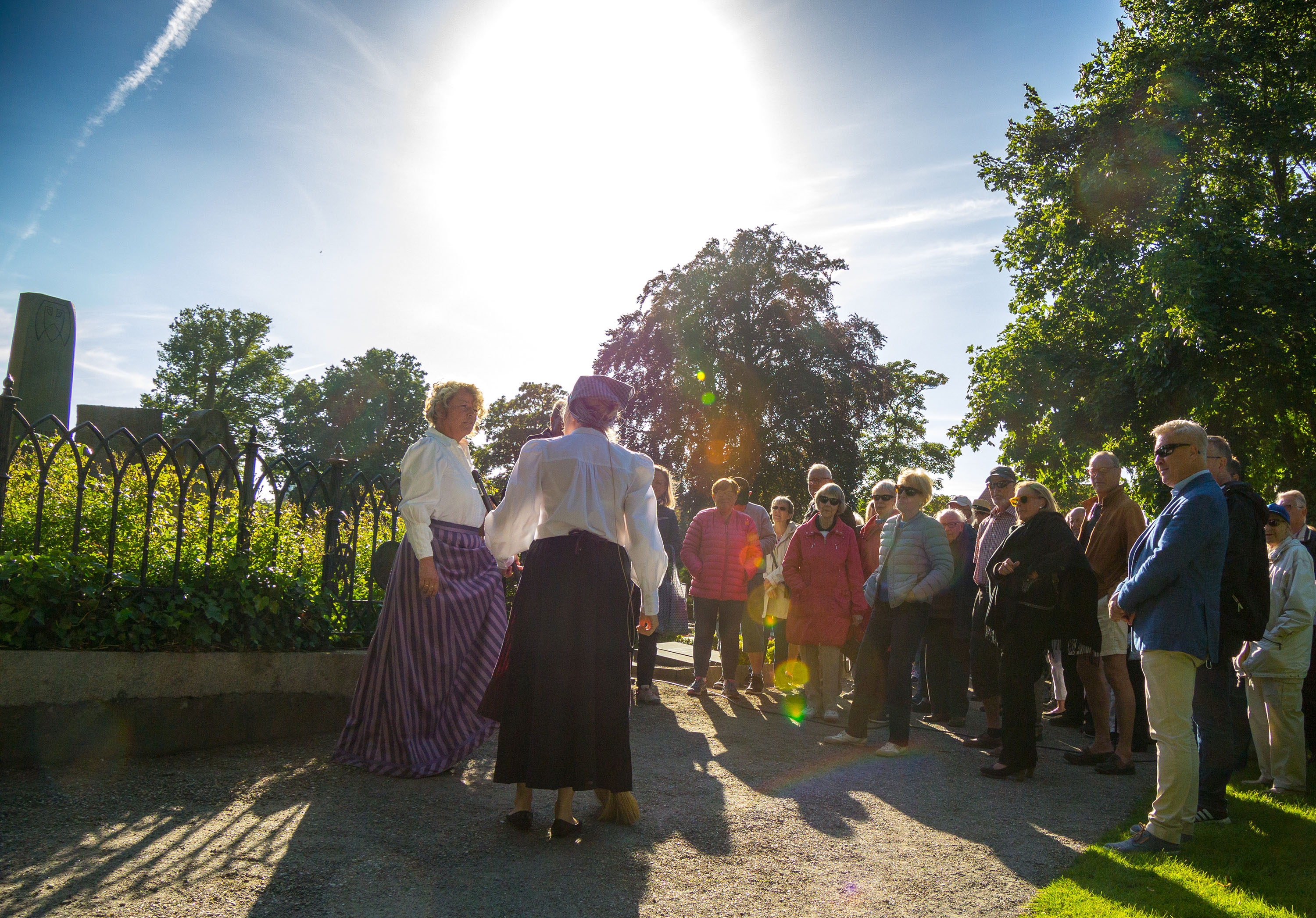 Susanne Keyser som Charlotte Berlin på kyrkogårdsvandring för några år sedan.