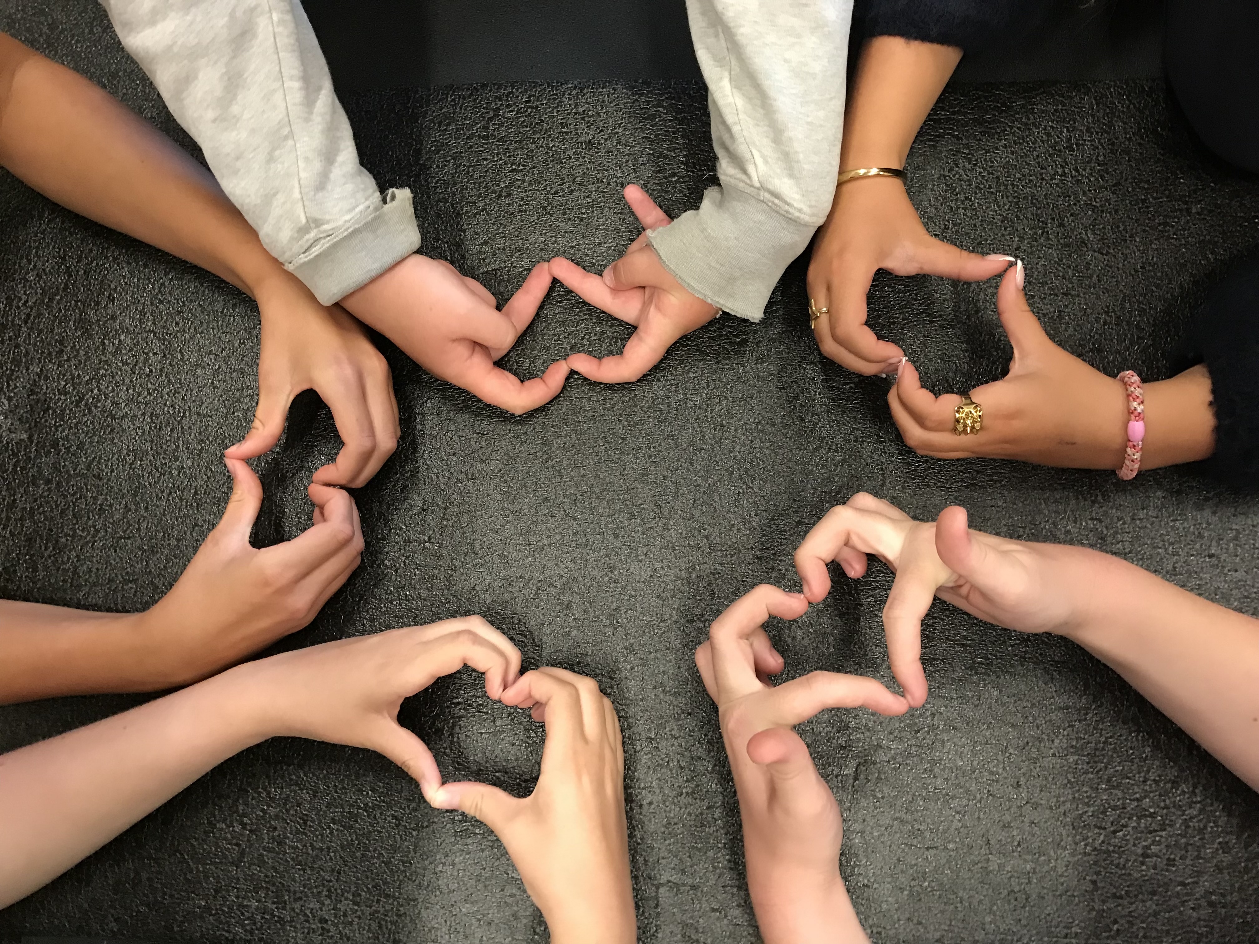 Händer som formar hjärtan